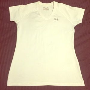 UA semi-fitted women’s v-neck heat gear